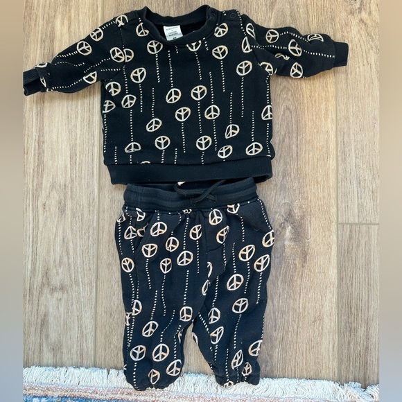 Nordstrom Other - Nordstrom baby Peace sign set size 6mo